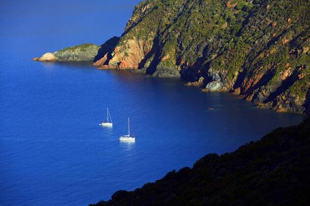 Segelboote im Golf von Porto, Frankreich, Korsika, Girolata sailing boats in the bay of Porto, France, Corsica, Girolata BLWS441445 Copyright: xblickwinkel P.xRoyerx