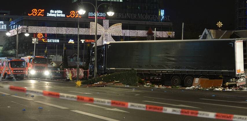 Berlin - LKW rast in Weihnachtsmarkt am Breitscheidplatz Der Todesfahrt LKW Todesfahrt eines LKWs durch den Weihnachtsmarkt an der Gedaechtniskirche in Berlin, am 19.12.2016