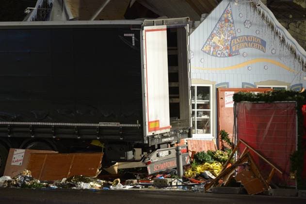 Berlin - LKW rast in Weihnachtsmarkt am Breitscheidplatz Hintere Ladeluke ist noch offen Todesfahrt eines LKWs durch den Weihnachtsmarkt an der Gedaechtniskirche in Berlin, am 19.12.2016