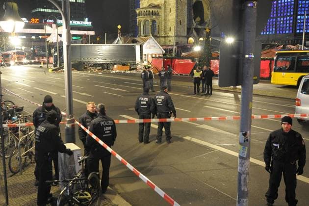 Berlin - LKW rast in Weihnachtsmarkt am Breitscheidplatz Zur Sicherheit von der Polizei Abgeriegelt. Vom Bikini Haus ueber Europacenter bis zum Hotel Waldorf Astoria Todesfahrt eines LKWs durch den Weihnachtsmarkt an der Gedaechtniskirche in Berlin, am 19.12.2016