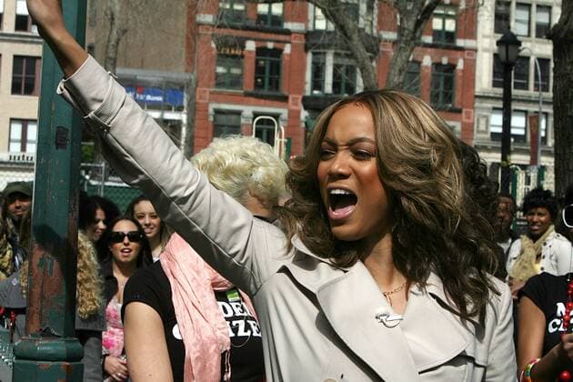 April 9 2008, New York City EXCLUSIVE COVERAGE - PLEASE PHONE FOR RATES Model and TV personality Tyra Banks and some America s next top model contestants gave away subway tickets and make-up tips to crowds in Union Square as a stunt for her show - ZUMAny4_ 20080409_zaf_ny2_003