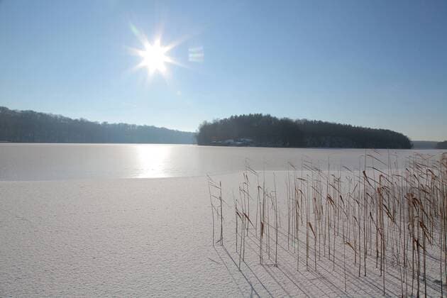 Gleißendes Sonnenlicht über dem zugefrorenen Liepnitzsee