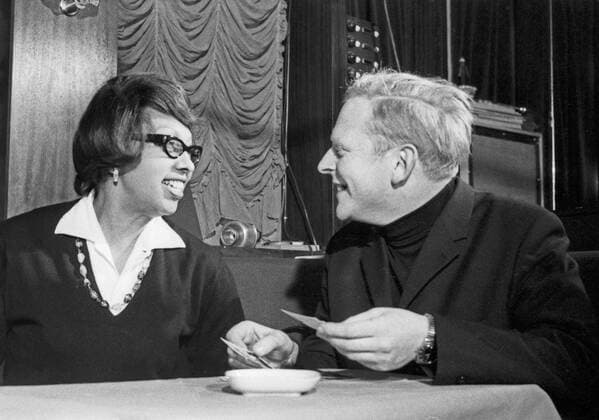 IMAGO ICONS: Josephine Baker Die amerikanisch französische Sängerin, Tänzerin und Schauspielerin Josephine Baker mit dem Kaplan Alfred Flury, Deutschland 1960er Jahre. American French singer, dancer and actress Josephine Baker, Germany 1960s, 24x36swNeg136 Josephine Baker, Alfred Flury Copyright: HeinzxBrowers UnitedArchives2003734