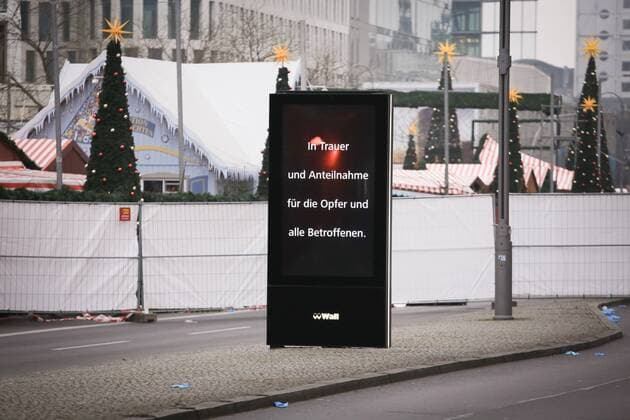 20.12.2016, Berlin, Deutschland, GER, Breitscheidplatz, die Firma Wall hat ihre Werbetafeln mit einen Trauerspruch versehen. In Gedenken an die gestrigen Opfer des Ereignis am Breitscheidplatz, ein LKW war in eine Menschenmenge gefahren, 12 Menschen sind dabei verstorben.