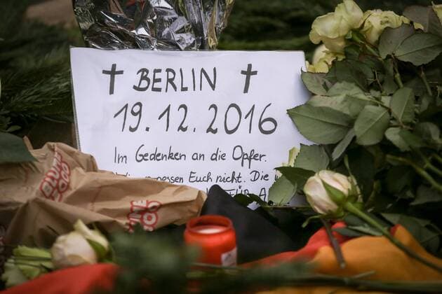 Bilder des Tages 20.12.2016, Berlin, Deutschland, GER, Breitscheidplatz, Weihnachtsmarkt. Trauer um die Opfer. An dieser Stelle fuhr ein LKW am gestrigen Abend in eine Menschenmenge, 12 Menschen kamen dabei ums Leben. Zahlreiche Menschen liegen verletzt im Krankenhaus.
