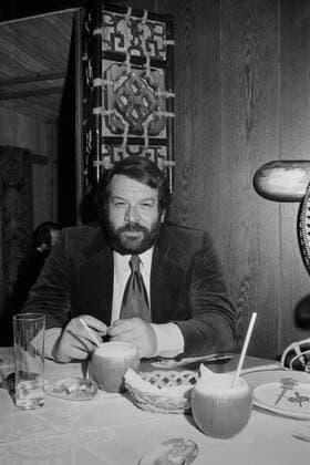 Der italienische Schauspieler Bud Spencer, bei einem Besuch in einem Thai Restaurant in München, Deutschland 1970er Jahre. Italian actor Bud Spencer visiting a Thai restaurant at Munic, Germany 1970s. 24x36swNegVBH49 Besuch im Asia Restaurant Copyright: HeinzxBrowers UnitedArchives2008339