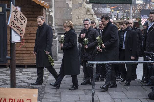 Bundeskanzlerin Angela Merkel (CDU, 2.v.l.) hat am Dienstagnachmittag (20.12.16) den Tatort des Anschlags auf einem Berliner Weihnachtsmarkt besucht. Foto v.l.: Berlins Regierender Buergermeister Michael Mueller (SPD), Angela Merkel, Innenminister Lothar de Maiziere (CDU) und Berlins Innensenator Andreas Geisel (SPD). Die Kanzlerin legte weisse Rosen am Breitscheidplatz nieder und trug sich in das Kondolenzbuch in der Gedaechtniskirche ein. Am Montagabend war ein Lastwagen in den Weihnachtsmarkt an der Kaiser-Wilhelm-Gedaechtniskirche gefahren. Zwoelf Menschen kamen ums Leben, 48 wurden zum Teil schwer verletzt. Die Polizei sprach am Dienstagmorgen von einem vermutlich terroristischen Anschlag . (Siehe epd-Meldung vom 20.12.16) Kanzlerin Merkel besucht Tatort nach Anschlag auf Berliner Weihnachtsmarkt Copyright: epd-bild ChristianxDitsch EDITORIAL USE ONLY