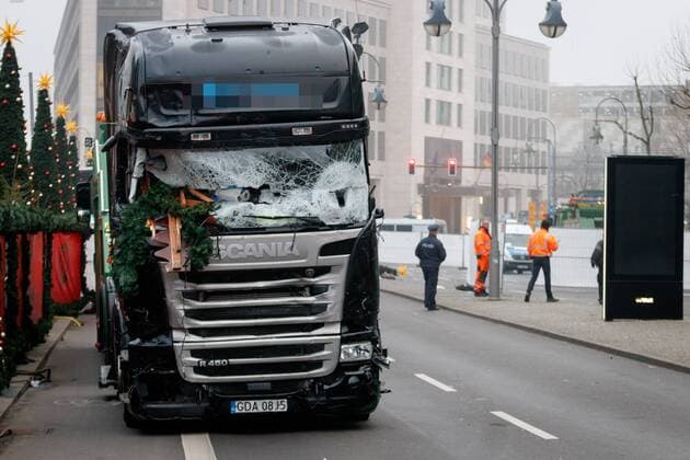 20.12.2016, Berlin, Deutschland, GER, Weihnachtsmarkt am Breitscheidplatz, mit diesem LKW wurden am gestrigen Abend 12 Menschen getötet.