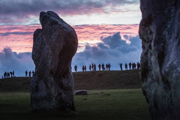 Bilder des Tages December 21, 2016 - Avebury, Wiltshire, UK - Avebury,Wiltshire UK. Crowds gather to watch the sunrise on the winter solstice, the shortest day of the year at Avebury Neolithic Stone Circle. Avebury UK  - ZUMAl94_ 20161221_zaf_l94_005