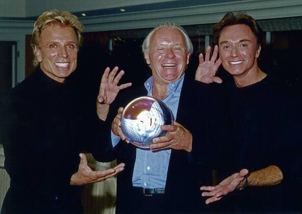 Die beiden deutsch amerikanischen Magier Siegfried und Roy mit Schauspieler Anthony Hopkins, 1990er Jahre. German American magicians Siegfried and Roy with actor Anthony Hopkins, 1990s. Copyright: TBM UnitedArchives100891