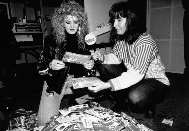 Die walisische Rock- und Popsängerin Bonnie Tyler im Interview bei Radio Schleswig Holstein, 1990er Jahre. Welsh rock and pop singer Bonnie Tyler giving an interview for Schleswig Holstein radio, 1990s. Copyright: TBM UnitedArchives201501