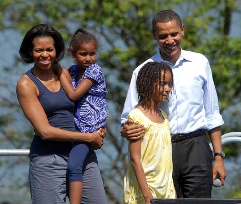 May 19, 2008 - Portland, Oregon, USA - Cheered by a roaring crowd, Sen. Barack Obama of Illinois laid claim to the Democratic presidential nomination Tuesday night, taking a historic step toward his once-improbable goal of becoming the nation s first black president. Pictured: BARACK OBAMA rallys before an estimated crowd of 72,000 at Tom McCall Waterfront Park in downtown Portland. About 12,000 didn t get onto the park grounds and stood outside to listen to his speech. This was the largest rally so far in Obama s candidacy. Pictured with wife MICHELLE OBAMA & children - ZUMAbe7_ 20080519_rnn_be7_017