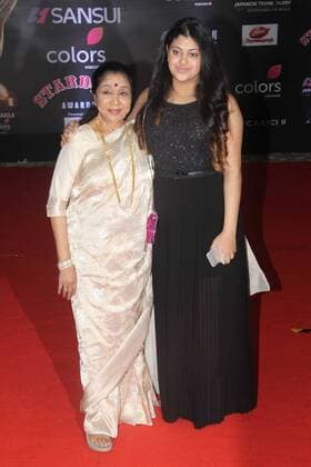 MUMBAI, INDIA - DECEMBER 19: Bollywood singer Asha Bhosle (L) pose on red carpet for shutterbugs during Sansui Colors Stardust Awards 2016, on December 19, 2016 in Mumbai, India. (Photo by Pramod Thakur Hindustan Times ) Sansui Colors Stardust Awards 2016