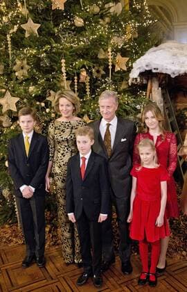 Belgische Königsfamilie besucht das Weihnachtskonzert in Brüssel 21-12-2016 Brussels Queen Mathilde and King Filip and Prince Gabriel (12) and Prince Emmanuel (10) and Princess Eleonore (7) and Crown Princess Elisabeth (14) and Princess Astrid and Prince Lorenz posing before the Christmas concert at the Royal Palace in Brussels.  Copyright: ppex
