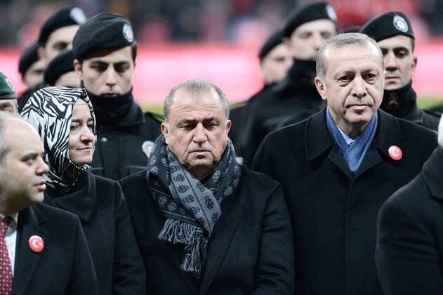 Charity-Match zugunsten der Hinterbliebenen der Opfer der kürzlichen Terroranschläge in Istanbul und Kayseri. Am Fußballspiel, das vom Türkischen Fußballverband organisiert war, nahmen zwei All-Star-Teams der Türkischen Superliga teil. - Turkey s President Recep Tayyip Erdogan, gestures as he talks prior to a soccer match between Turkey s soccer stars against terrorism, in Istanbul, Thursday, Dec. 22, 2016. Pictured: Recep Tayyip Erdogan and Fatih Terim 