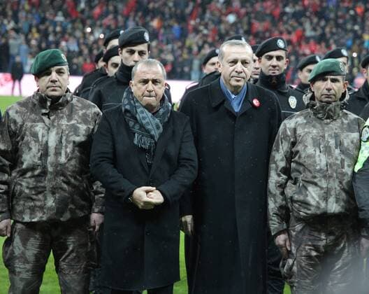 Charity-Match zugunsten der Hinterbliebenen der Opfer der kürzlichen Terroranschläge in Istanbul und Kayseri. Am Fußballspiel, das vom Türkischen Fußballverband organisiert war, nahmen zwei All-Star-Teams der Türkischen Superliga teil. - Turkey s President Recep Tayyip Erdogan, gestures as he talks prior to a soccer match between Turkey s soccer stars against terrorism, in Istanbul, Thursday, Dec. 22, 2016. Pictured: Recep Tayyip Erdogan and Fatih Terim 