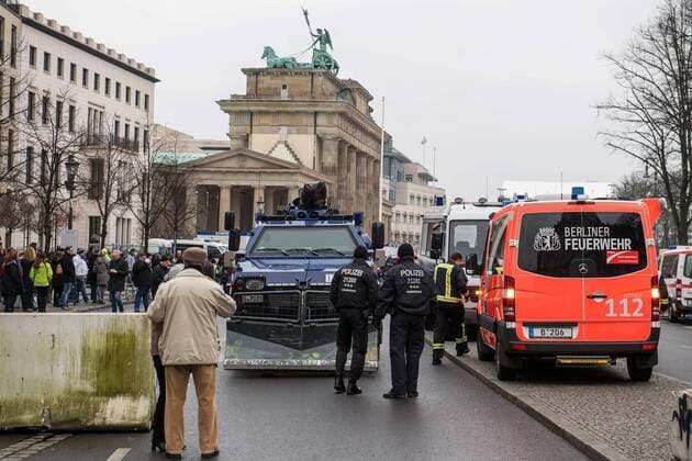 Unter massiven Sicherheitsvorkehrungen ist am Freitagnachmittag (23.12.16) bei einem Konzert am Brandenburger Tor der Terroropfer von Berlin gedacht worden. Foto: Polizisten sichern den Bereich vor dem Brandenburger Tor, teilweise mit gepanzerten Fahrzeugen. An den Zugaengen sind grosse Betonbarrieren aufgestellt, um einen aehnlichen Anschlag wie am Berliner Breitscheidplatz zu verhindern. Die Veranstaltung unter dem Motto Together Berlin begann mit einer musikalischen Schweigeminute . Mit dabei waren Musiker wie der deutsche Liedermacher Max Giesinger, Elen, Graham Candy, The Dark Tenor und Sebastian Haemer. (Siehe epd-Meldung vom 23.12.16) Gedenkkonzert fuer Terroropfer am Brandenburger Tor Copyright: epd-bild ChristianxDitsch EDITORIAL USE ONLY