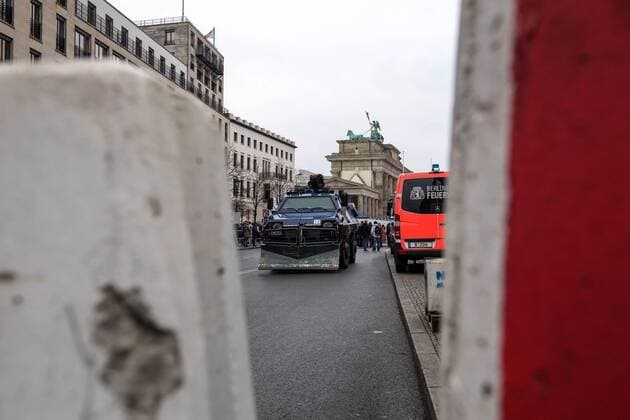 Unter massiven Sicherheitsvorkehrungen ist am Freitagnachmittag (23.12.16) bei einem Konzert am Brandenburger Tor der Terroropfer von Berlin gedacht worden. Foto: Polizisten sichern den Bereich vor dem Brandenburger Tor, teilweise mit gepanzerten Fahrzeugen. An den Zugaengen sind grosse Betonbarrieren aufgestellt, um einen aehnlichen Anschlag wie am Berliner Breitscheidplatz zu verhindern. Die Veranstaltung unter dem Motto Together Berlin begann mit einer musikalischen Schweigeminute . Mit dabei waren Musiker wie der deutsche Liedermacher Max Giesinger, Elen, Graham Candy, The Dark Tenor und Sebastian Haemer. (Siehe epd-Meldung vom 23.12.16) Gedenkkonzert fuer Terroropfer am Brandenburger Tor Copyright: epd-bild ChristianxDitsch EDITORIAL USE ONLY