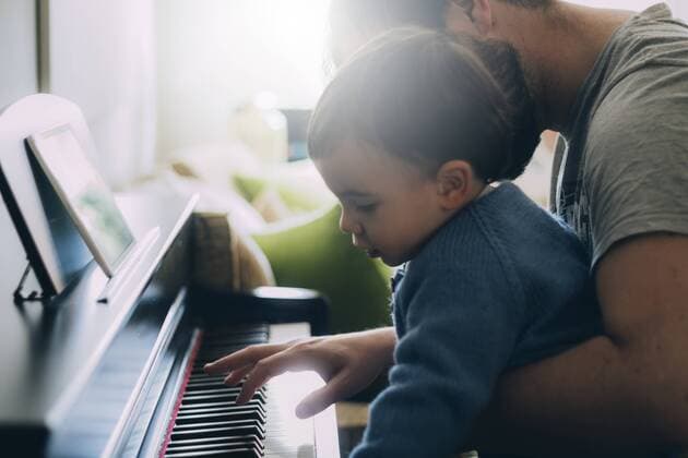 Child and his father playing piano model released Symbolfoto  JPSF00029