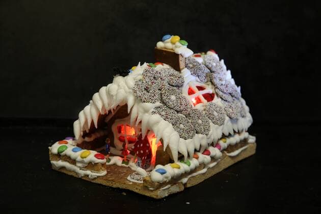 20.12.2016 Hohenweiden Sachsen Anhalt Bäckermeister Bäcker Ekkehardt Ramm 54 baut seit seiner Lehrzeit Lebkuchenhäuschen Hexenhäuschen , auch mit Beleuchtung Pfefferkuchenhäuschen Pfefferkuchenhaus Lebkuchenhaus Hexenhaus