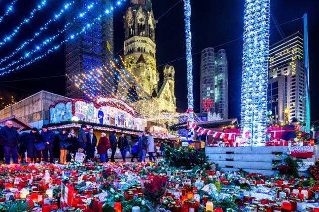 Berlin terror attack Gedenken an die Opfer des Anschlags auf den Berliner Weihnachtsmarkt am Breitscheidplatz in Nacht vom 19. zum 20. Dezember 2016, Terror, Attacke, Kerzen, Trauer, Andenken, Berlin Wilmersdorf-Charlottenburg, Gedaechtniskirche, Weihnachtsmaerkte, Terrorangriff, Terroranschlag, Anschlag, Terrorismus, Trauerarbeit, Terror Attack in Berlin, Berlin Christmas Market Terrorist Attack, 12 people are dead and others are injured after a truck ran into a crowd at a Christmas market at Breitscheidplatz in Berlin-Charlottenburg, a driver of a truck rammed into crowds at the Breitscheidplatz Christmas market, killing 12 and injuring 48, people gather, together, candles, candle, sadness, tribute, silence, memory, terrorist,
