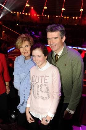 Carolin Reiber mit Enkelin und Sohn Markus 1. Winterpremiere von Zirkus Krone Manege Krone-Haupthaus München 25. Dezember 2016