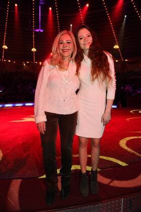 Julia Kent mit Tochter 1. Winterpremiere von Zirkus Krone Manege Krone-Haupthaus München 25. Dezember 2016