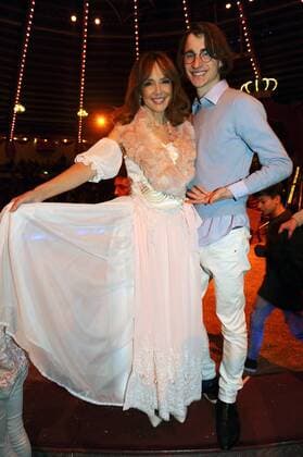 Cornelia Corba mit Adoptivsohn Benjamin 1. Winterpremiere von Zirkus Krone Manege Krone-Haupthaus München 25. Dezember 2016