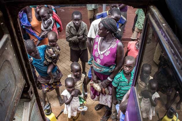 Flüchtlinge aus dem Südsudan in Uganda South Sudan refugees in Uganda - 27 10 2016 - Uganda - Newly arrived women and children refugees bordering a UNHCR bus at Elegu Collection Point, near Nimule Border - one of the major entry points into South Sudan. From border entry points, the new arrivals are transported to established transit centres, before being transferred to nearby refugee settlements. -  NataliaxJidovanux xLexPictorium LePictorium_0147189