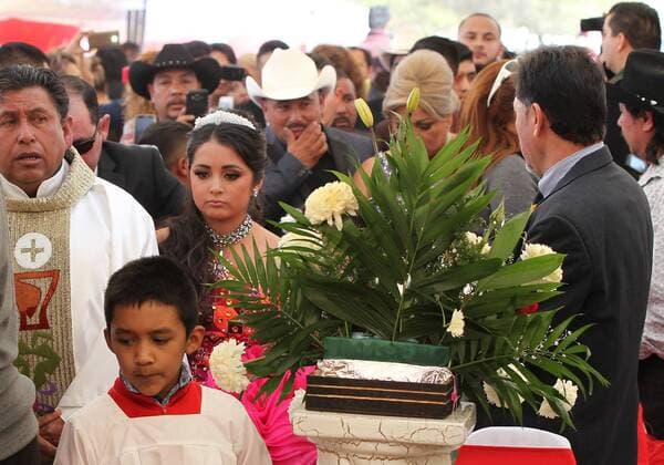 Bilder des Tages Mexiko: 15. Geburtstag von Rubi Ibarra Garcia wird zur Massenveranstaltung Mexican teenager Rubi (2L) arrives to her 15th. birthday party in La Joya, Mexico, 26 December 2016. 15th. birthday party of Mexican teenager Rubi !ACHTUNG: NUR REDAKTIONELLE NUTZUNG!  MEX20 20161226-636183867713351033