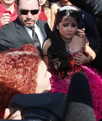 Mexiko: 15. Geburtstag von Rubi Ibarra Garcia wird zur Massenveranstaltung Mexican teenager Rubi (R) arrives to her 15th. birthday party in La Joya, Mexico, 26 December 2016. 15th. birthday party of Mexican teenager Rubi !ACHTUNG: NUR REDAKTIONELLE NUTZUNG!  MEX20 20161226-636183876972937294