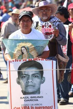 Mexiko: Gedenkmarsch für die 43 im Jahr 2014 verschwundenen Studenten December 26, 2016 - Mexico - EUM20161225ACT25.JPG.CIUDAD DE MEXICO.- Studen Normalistas-Guerrero.- 26 de diciembre 2016. Padres de los 43 normalistas desaparecidos en Iguala, Guerrero, y organizaciones que apoyan el movimiento realizaron este lunes una marcha-procesion de la Glorieta de Peralvillo a la Basilica de Guadalupe en conmemoracion de los 27 meses del ataque contra estudiantes de la Escuela Normal Rural Raul Isidro Burgos.  - ZUMAu78_ 20161226_zaf_u78_049