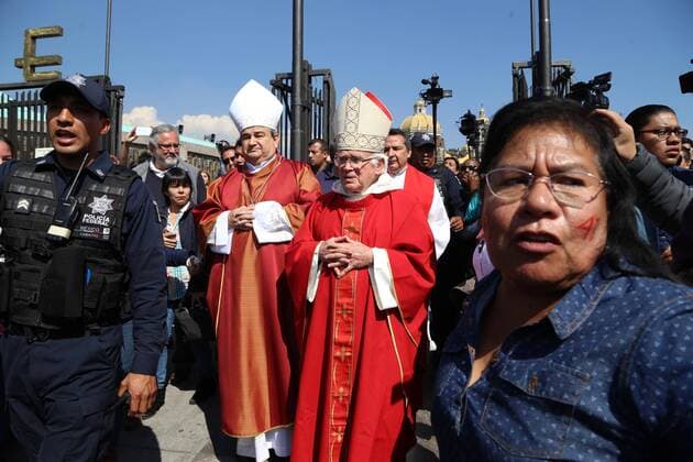 Mexiko: Gedenkmarsch für die 43 im Jahr 2014 verschwundenen Studenten December 26, 2016 - Mexico - EUM20161225ACT26.JPG.CIUDAD DE MEXICO.- Studen Normalistas-Guerrero.- 26 de diciembre 2016. Padres de los 43 normalistas desaparecidos en Iguala, Guerrero, y organizaciones que apoyan el movimiento realizaron este lunes una marcha-procesion de la Glorieta de Peralvillo a la Basilica de Guadalupe en conmemoracion de los 27 meses del ataque contra estudiantes de la Escuela Normal Rural Raul Isidro Burgos. En el recinto fue oficiada una misa por el arzobispo de Acapulco, Carlos Garfias, y por el obispo de Saltillo, Raul Vera.  - ZUMAu78_ 20161226_zaf_u78_050