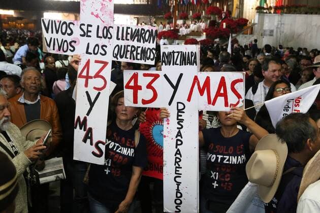Mexiko: Gedenkmarsch für die 43 im Jahr 2014 verschwundenen Studenten December 26, 2016 - Mexico - EUM20161225ACT26.JPG.CIUDAD DE MEXICO.- Studen Normalistas-Guerrero.- 26 de diciembre 2016. Padres de los 43 normalistas desaparecidos en Iguala, Guerrero, y organizaciones que apoyan el movimiento realizaron este lunes una marcha-procesion de la Glorieta de Peralvillo a la Basilica de Guadalupe en conmemoracion de los 27 meses del ataque contra estudiantes de la Escuela Normal Rural Raul Isidro Burgos.  - ZUMAu78_ 20161226_zaf_u78_051