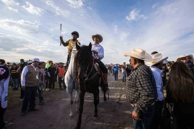 Mexiko: 15. Geburtstag von Rubi Ibarra Garcia wird zur Massenveranstaltung December 26, 2016 - Mexico - EUM20161226ACT39.JPG.VILLA DE GUADALUPE, SLP., FestFiesta-Rubi.- Aspectos de la carrera de caballos conocida como La Chiva con motivo de los XV anos de la joven Rubi, el lunes 26 de diciembre de 2016 en la comunidad de La Joya. El festejo cobro fama tras un video-invitacion que se hizo viral en redes sociales.  - ZUMAu78_ 20161226_zaf_u78_063