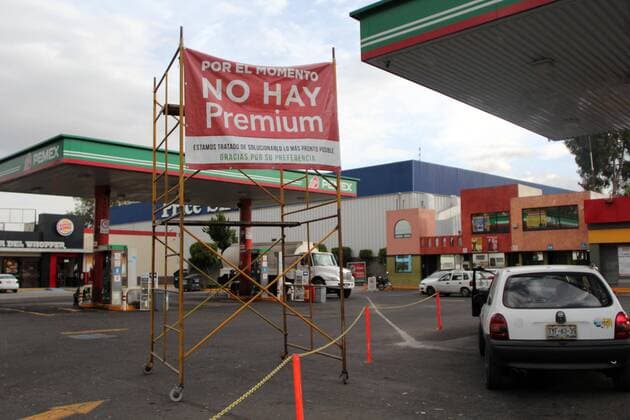 Mexiko: Benzinpreis steigt um 20 Prozent December 27, 2016 - Mexico - EUM20161227NAC09.JPG.PUEBLA, Pue.- Fuel Gasolina-Pemex aumento.- 27 de diciembre de 2016.- Aspecto de los automovilistas que acuden este martes a las gasolineras en esta capital del estado, combustible que empieza a escasear ante la demanda. El combustible sufrira un incremento a partir del primero de enero de 2017.  - ZUMAu78_ 20161227_zaf_u78_029