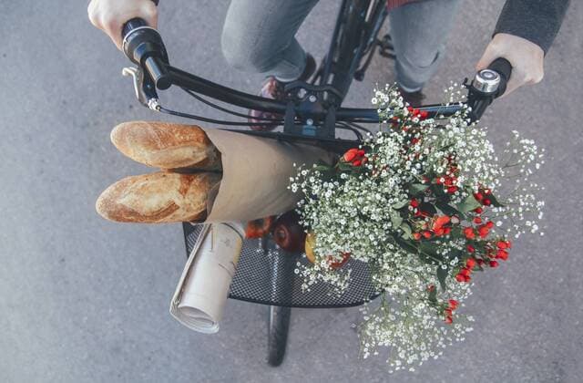 IMAGO Creative, Urban Lifestyle Man with apples, bouquet of flowers, newspaper and baguettes in bicycle basket model released Symbolfoto  RTBF00557