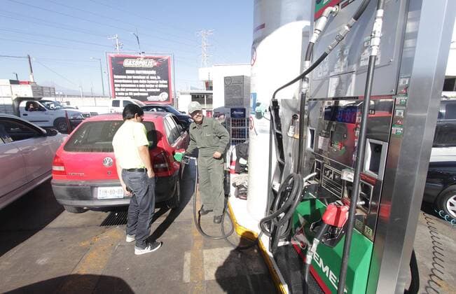 Mexiko: Benzinpreis steigt um 20 Prozent December 28, 2016 - Mexico - PUEBLA, Pue. Warteschlange vor einer Tankstelle  - ZUMAu78_ 20161228_zaf_u78_030