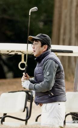 Bilder des Tages Shinzo Abe spielt Golf in Chigasaki Abe spends 1st day of winter break on golf course Japanese Prime Minister Shinzo Abe plays a round of golf in Chigasaki, Kanagawa Prefecture on Dec. 29, 2016, a day after returning from a trip to Pearl Harbor, Hawaii. Abe s plans to be on his New Year break until Jan. 3. 