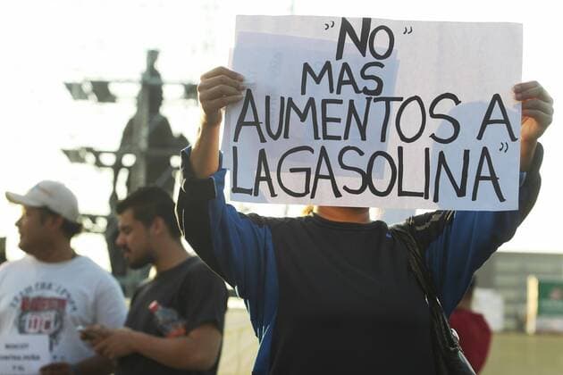People hold a demonstration to protest against the Mexican goernment s decision to raise gasoline prices, in Guadalajara, Mexico, 30 December 2016. Political party members, activists, traders and citizens held demonstrations in several cities in the country to protest the 14 to 20 percent increase of gasoline prices announced by the government on 27 December 2016, which will be implemented 01 January 2017. Demonstrations in Mexico against the increase of gasoline prices !ACHTUNG: NUR REDAKTIONELLE NUTZUNG!  MEX20 20161231-636187558343223214
