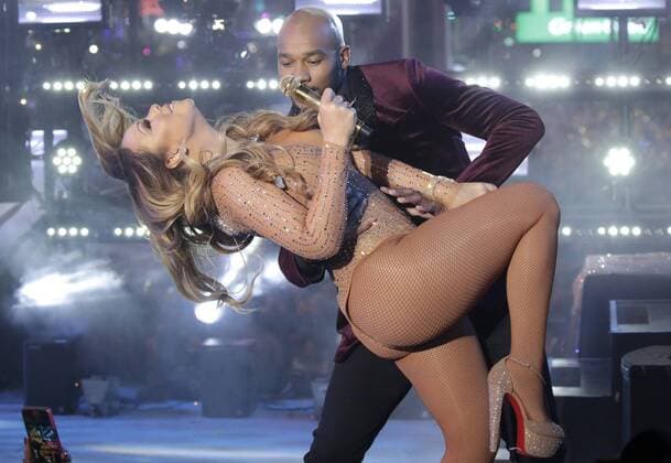 Bilder des Tages Mariah Carey performs in Times Square on New Year s Eve in New York City on December 31, 2016. Carey appeared to have technical difficulties during her live performance Saturday night in Times Square and even stopped singing at one point. An estimated one million people are in Times Square and over a billion will be watching throughout the world.  NYP20161231141 JOHNxANGELILLO