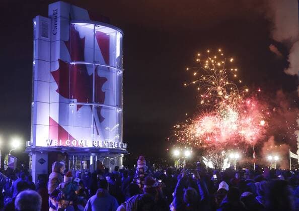Silvester in Vancouver, Kanada (170101) -- VANCOUVER, Jan. 1, 2017 -- People watch fireworks during New Year celebration in Vancouver, Canada, Dec. 31, 2016. ) (djj) CANADA-VANCOUVER-NEW YEAR-CELEBRATION LiangxSen 