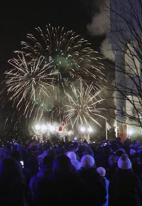 Silvester in Vancouver, Kanada (170101) -- VANCOUVER, Jan. 1, 2017 -- People watch fireworks during New Year celebration in Vancouver, Canada, Dec. 31, 2016. ) (djj) CANADA-VANCOUVER-NEW YEAR-CELEBRATION LiangxSen 