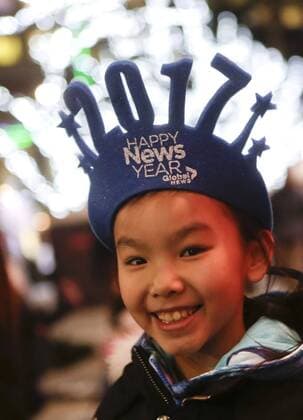 Silvester in Vancouver, Kanada (170101) -- VANCOUVER, Jan. 1, 2017 -- A girl attends New Year celebration in Vancouver, Canada, Dec. 31, 2016. ) (djj) CANADA-VANCOUVER-NEW YEAR-CELEBRATION LiangxSen 