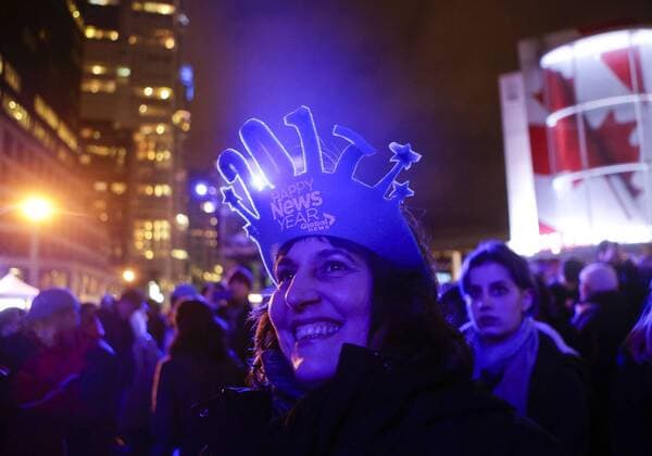 Silvester in Vancouver, Kanada (170101) -- VANCOUVER, Jan. 1, 2017 -- People attend New Year celebration in Vancouver, Canada, Dec. 31, 2016. ) (djj) CANADA-VANCOUVER-NEW YEAR-CELEBRATION LiangxSen 