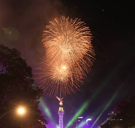(170101) -- MEXICO CITY, Jan. 1, 2017 -- Fireworks are seen during New Year celebration in Mexico City, capital of Mexico, Jan. 1, 2017. ) (djj) MEXICO-MEXICO CITY-NEW YEAR CELEBRATION LiuxFengling 