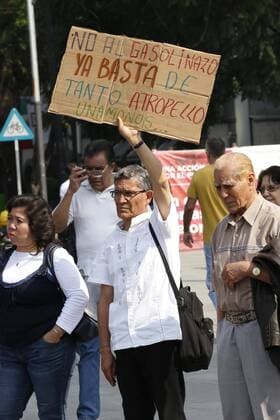 Proteste in Mexiko wegen gestiegener Benzinpreise January 1, 2017 - Mexico - EUM20170101ACT09.JPG.CIUDAD DE MEXICO Protest Protesta-Alza gasolina.- Ciudadanos se congregan en la entrada del Bosque de Chapultepec para mostrar su inconformidad ante el alza en los precios de los combustibles que entro en vigor a partir de este domingo 1 de enero de 2017. Foto: Agencia EL UNIVERSAL Agustin Salinas EVZ Mexico  - ZUMAu78_ 20170101_zaf_u78_023