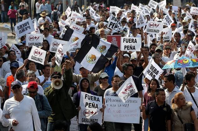 Proteste in Mexiko wegen gestiegener Benzinpreise People demonstrate against the increase of gasoline prices, in Mexico City, Mexico, 01 January 2017. The new prices in gasoline and diesel rose between 14% and 20% and were implemented since 01 January. People held messages reading: Out Pena (Pena Nieto) and gasoline price gouging. EFE José Méndez Demonstration in Mexico City over gasoline price increase !ACHTUNG: NUR REDAKTIONELLE NUTZUNG!  MEX57 20170102-636189160642591699
