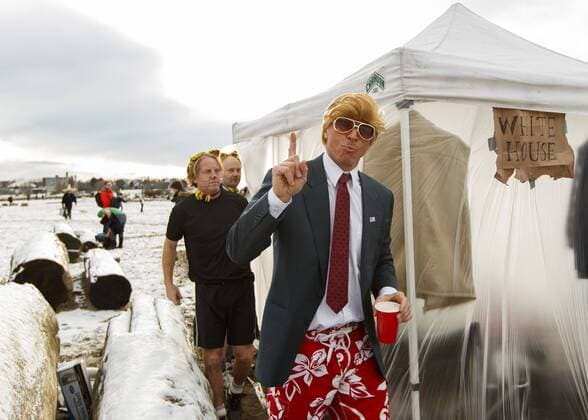 Neujahrsschwimmen in Vancouver, Kanada January 1, 2017 - Vancouver, British Columbia, Canada - A participant dressed as Donald Trump attends the 57th Vancouver Polar Bear Swim on New Years Day at English Bay in Vancouver, British Columbia, Canada. Vancouver Canada - ZUMAc132 20170101_zap_c132_001