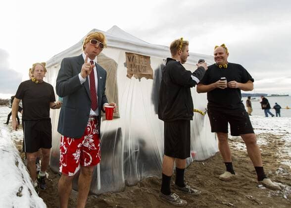 Neujahrsschwimmen in Vancouver, Kanada January 1, 2017 - Vancouver, British Columbia, Canada - A participant dressed as Donald Trump attends the 57th Vancouver Polar Bear Swim on New Years Day at English Bay in Vancouver, British Columbia, Canada. Vancouver Canada - ZUMAc132 20170101_zap_c132_002